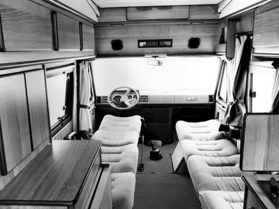 Интерьер Alfa Romeo 35 AR8 Camper Ravello (280) 1981 года  (фото 2 из 4)